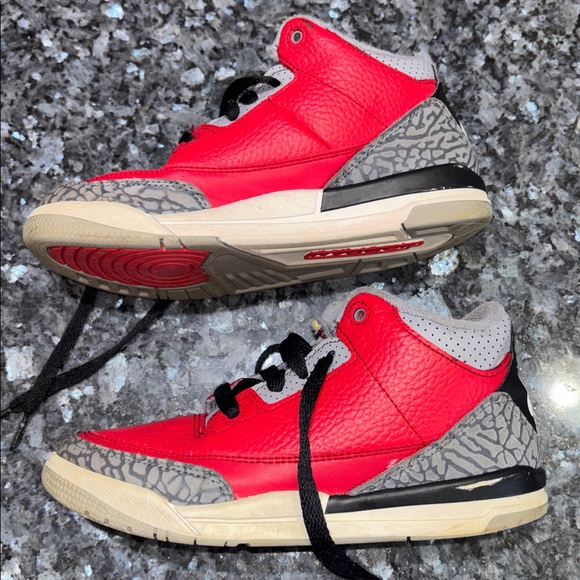 Boys sz 2 Jordan Sneakers - Picture 3 of 7